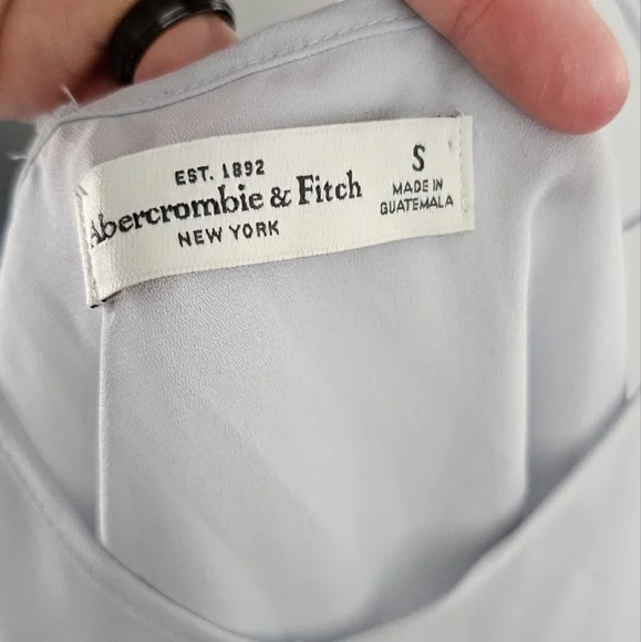 🔥Host Pick🔥 Abercrombie beautiful flowy tank size small - Picture 2 of 3